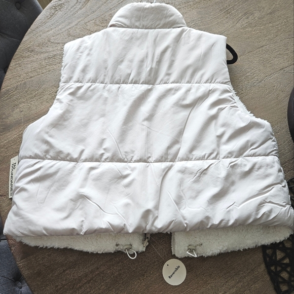 Puffer/ Sherpa Reversible Cropped Vest, Size: XL - Picture 3 of 10